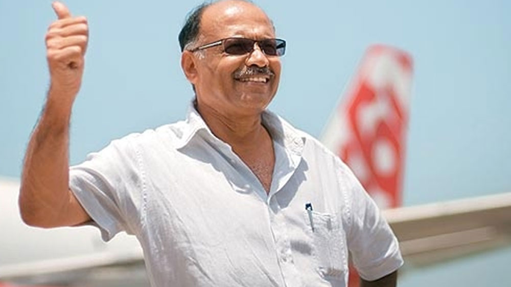 ১৯৯৬ সাল থেকে তিনি বিমান পরিষেবা ব্যবসায় যুক্ত হন। প্রথমে চার্টার্ড হেলিকপ্টার পরিষেবা চালু করেন। নাম রাখেন ডেকান এভিয়েশন। শুধুমাত্র ভিআইপিদের গন্তব্যে পৌঁছে দিত তাঁর সংস্থা।