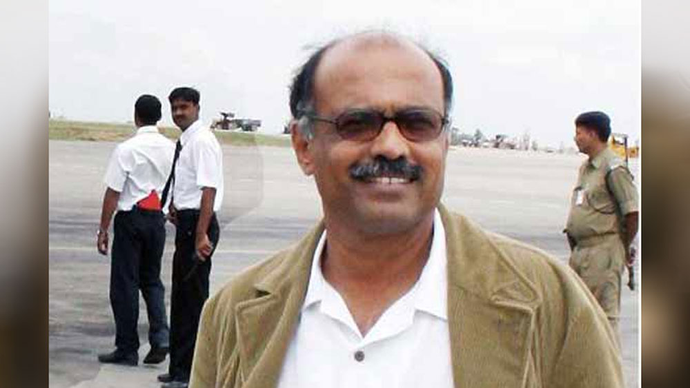 কিন্তু ২০০৭ সাল থেকে কঠিন প্রতিযোগিতা শুরু হয়। বাজার ধরতে অন্য অনেক সংস্থাও কম টাকায় বিমানের টিকিট বিক্রি করতে শুরু করে। ক্রমে ক্ষতি হতে শুরু করে তাঁর ব্যবসায়। শেষমেশ বিজয় মাল্যর কাছে তিনি সংস্থা বেচে দেন। কিংফিশারের সঙ্গে মিশে যায় ডেকান এয়ারলাইন।