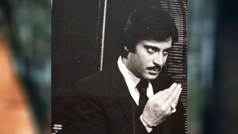 ১৯৫২ সালে পুণেতে জন্ম দীপকের। পড়াশোনা দিল্লিতে। পড়াশোনা করার সময় তিনি জানতেনও না তাঁর জন্য ঠিক কী অপেক্ষা করছে।