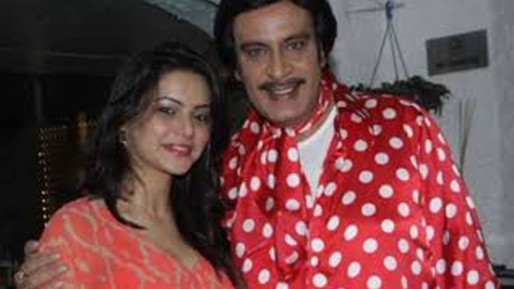 ১৯৭৬ সালে এই খেতাব পেয়েছিলেন দীপক। তাঁর সঙ্গে একই মঞ্চে ‘মিস ইন্ডিয়া’ হয়েছিলেন নাফিসা আলি। এর পরই তাঁর মডেলিংয়ে আসা। প্রচুর মডেলিং করেছেন। নানা ব্র্যান্ডের জন্য ফটোশ্যুট করেছেন। কিন্তু তখনও ফিল্মের অফার আসেনি।