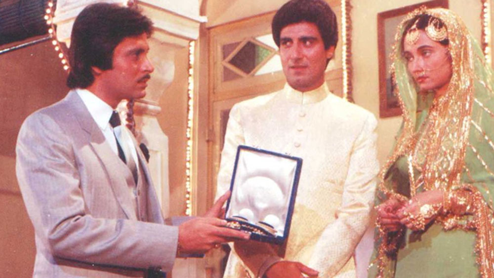 শেষ পর্যন্ত তা করতে হয়নি অবশ্য। ধীরে ধীরে সুস্থ হয়ে ওঠেন দীপক। পায়ের সাড়ও ফিরে পান। দেশে ফিরে আসেন। কিন্তু দেশে ফিরে আসার পর তাঁর জন্য আরও কিছু অপেক্ষা করছিল।