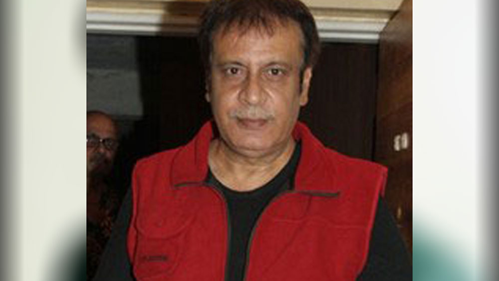 বাবার মৃত্যুর ১ বছরের মধ্যেই ক্যানসারে আক্রান্ত হয়ে মায়েরও মৃত্যু হয়। এ সবে আরও ভেঙে পড়েছিলেন তিনি। একটু একটু করে নিজেকে এই একাকিত্ব থেকে বার করেছিলেন তিনি।