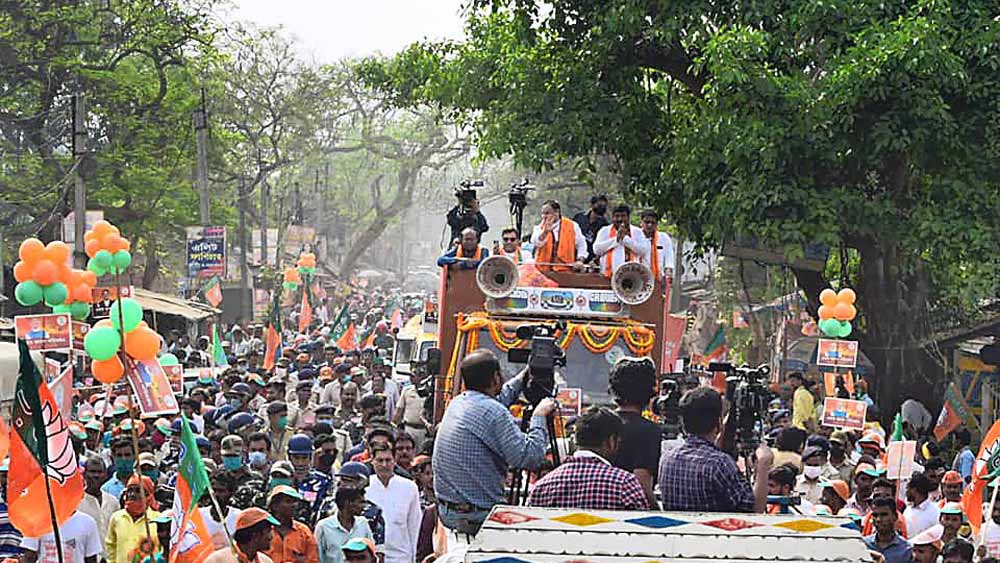 পুরশুড়ার বিজেপি প্রার্থী বিমান ঘোষের সমর্থনে রোড শো-য়ে হাজির  জে পি নড্ডা। বুধবার আরামবাগ-চাঁপাডাঙা রোডে। 