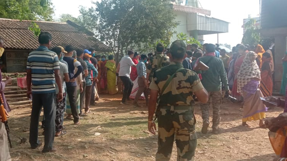 ভারতীকে ঘিরে বিক্ষোভ।