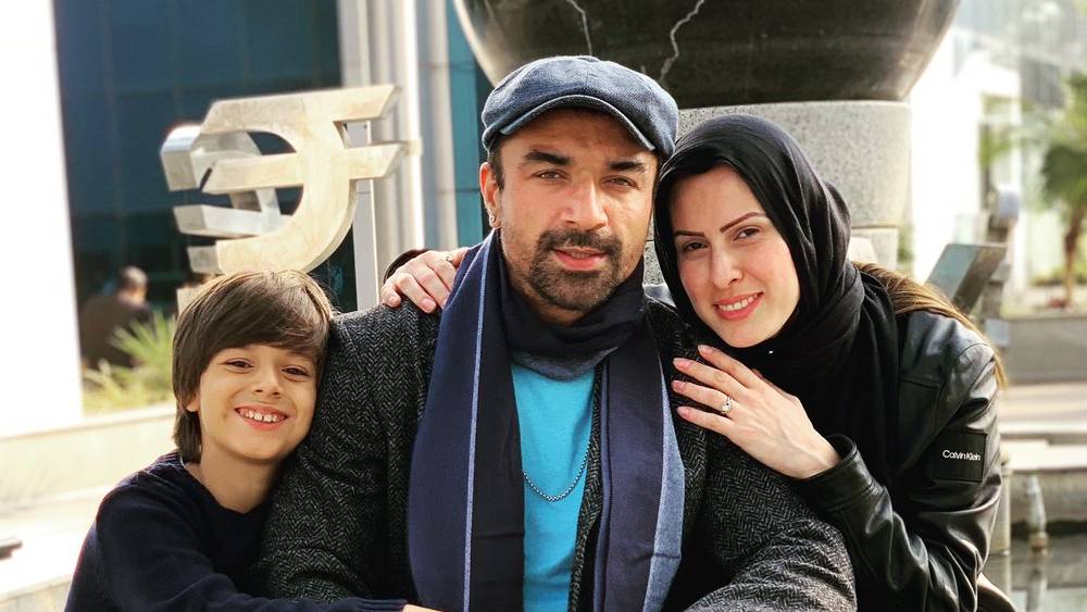 এজাজের স্ত্রী অ্যান্দ্রিয়া বিনোদন জগতের সঙ্গে জড়িত না হলেও মুম্বইয়ের রঙিন দুনিয়ায় তিনি পরিচিত। তাঁদের একমাত্র ছেলের নাম আলেকজান্ডার।