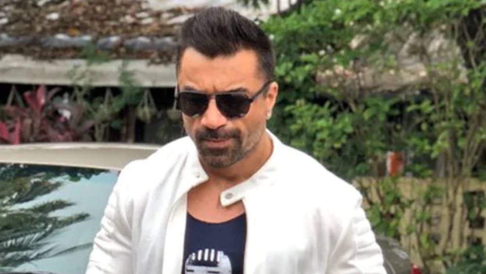 ২০১৮ সালের অক্টোবরে নিষিদ্ধ মাদক রাখার অভিযোগে এজাজকে গ্রেফতার করে মুম্বই পুলিশের নারকোটিক্স সেল।