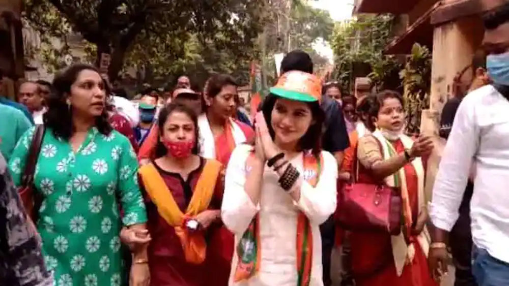 ১৯৯৫ সালে কলকাতা বিশ্ববিদ্যালয় থেকে রাষ্ট্রবিজ্ঞানে স্নাতক হন তিনি। এ বারের নির্বাচনে তাঁর প্রতিদ্বন্দ্বী বিজেপি প্রার্থী অভিনেত্রী পায়েল সরকার। রাজনীতি রত্নার বহু দিনের সঙ্গী। অন্য দিকে পায়েল এই প্রথম রাজনীতিতে পা রাখলেন।