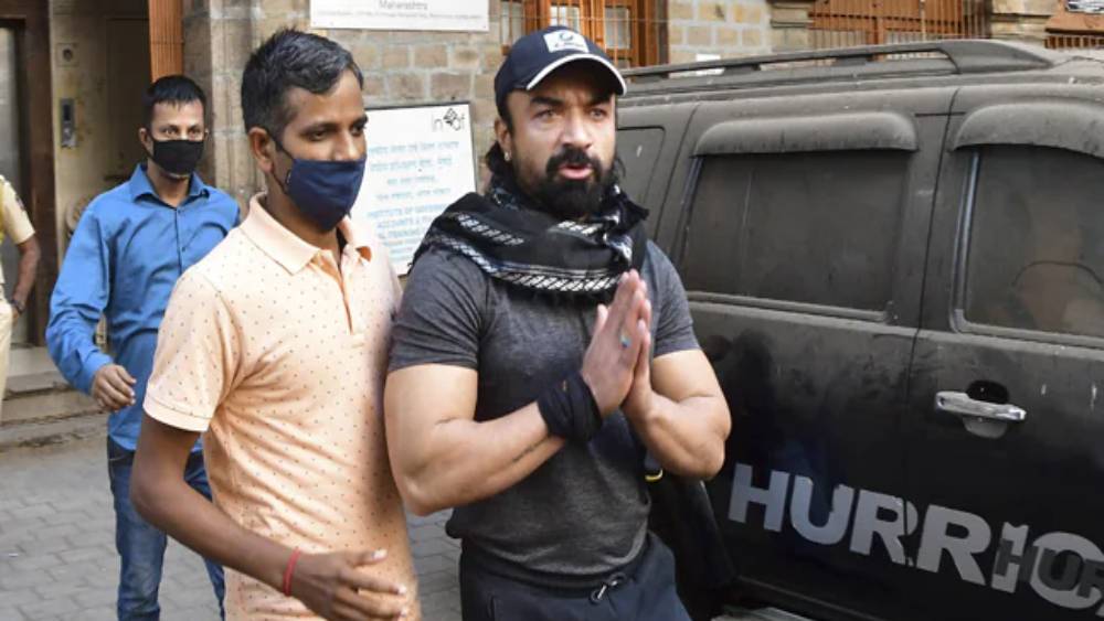 সমাজকর্মী রমেশ সোলাঙ্কির এফআইআর-এর ভিত্তিতে তাঁকে সে বার গ্রেফতার করা হয়।