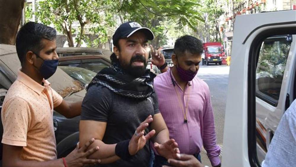 সম্প্রতি আরও এক বার তিনি পুলিশের জালে ধরা পড়েছেন। রাজস্থান থেকে মুম্বই বিমানবন্দরে এসে পৌঁছনর পরেই তাঁকে গ্রেফতার করা হয়। মুম্বই পুলিশের দাবি, তাঁর কাছ থেকে ২ কেজি নিষিদ্ধ মাদক পাওয়া গিয়েছে।