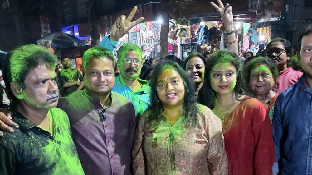 স্বামী শোভন চট্টোপাধ্যায়ের কাছ থেকে তিনি ১০ লাখ ৮০ হাজার টাকা এবং সুভলভ ডিলার্স প্রাইভেট লিমিটেড-এর কাছ থেকে ৩ কোটি ৫৫ লাখ টাকা নিয়েছিলেন। এগুলো ছাড়াও অন্যান্য বিভিন্ন সংস্থার কাছে তাঁর মোট ১৭ লাখ ১১ হাজার টাকা দেনা রয়েছে।