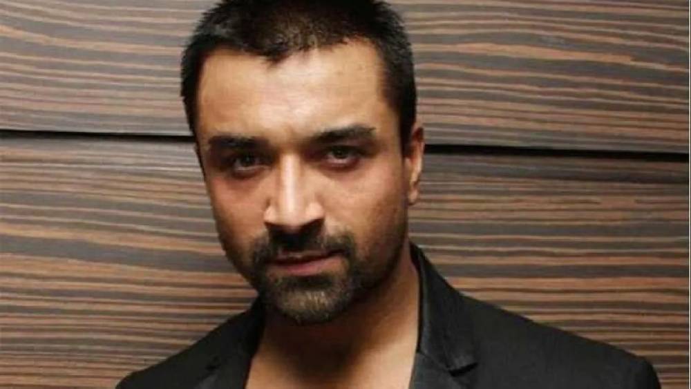 তবে মাদককাণ্ডে বার বার তাঁর নাম উঠে এলেও অন্য ঘটনাতেও অভিযোগের আঙুল উঠেছে এজাজ খানের বিরুদ্ধে। একটি ফ্যাশন শো-এ পরিচালক এবং মডেলকে নিগ্রহ করার ঘটনায় অভিযুক্ত হয়েছিলেন তিনি।