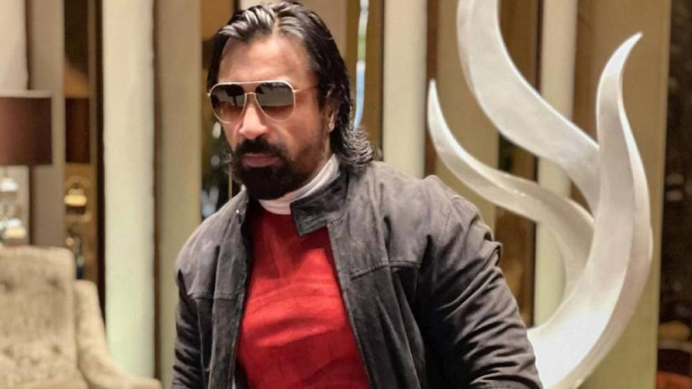 ২০১৬ সালে এক হেয়ারস্টাইলিস্টকে অশ্লীল ছবি এবং মেসেজ পাঠানোর অভিযোগ ওঠে এজাজের বিরুদ্ধে। তরুণীর অভিযোগ, তিনি তাঁর ব্যবসায়ে বিনিয়োগের জন্য প্রস্তাব দিতে গিয়েছিলেন এজাজের কাছে।