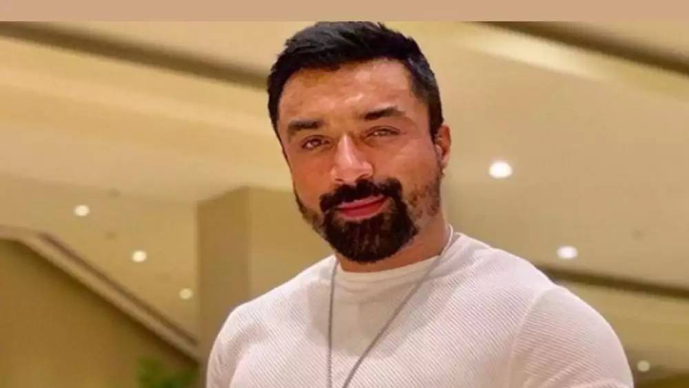 প্রথম আলাপের পরেই তাঁকে নিজের যৌনাঙ্গের ছবি এজাজ হোয়াটসঅ্যাপে মেসেজ করতেন বলে অভিযোগ। প্রতিবাদ করায় তাঁকে নিগ্রহের শিকার হতে হয়েছিল বলেও অভিযোগ।