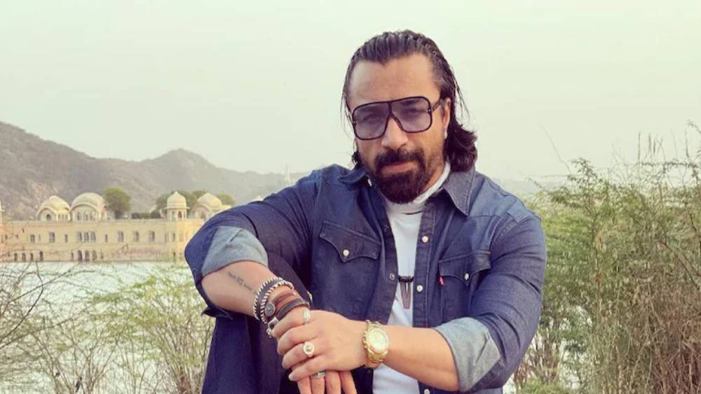 তরুণীর অভিযোগের ভিত্তিতে গ্রেফতার করা হয় এজাজকে। পরে তিনি জামিনে মুক্ত হন। বিতর্ক থেকে বেশি দিন দূরে থাকা হল না। আবার মাদককাণ্ডে জড়িয়ে গেলেন চির বিতর্কিত এজাজ খান।