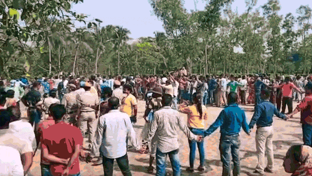 এক ঘণ্টার উপরে বয়ালে বুথের ভিতরে মমতা, পৌঁছল কেন্দ্রীয় বাহিনী, উত্তেজনা চরমে 