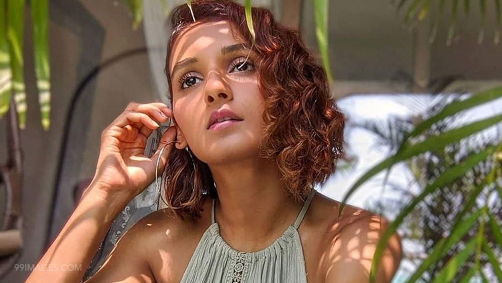 রাস্তা পার হওয়ার সময় দ্রুত গতিতে ছুটে আসা একটি মোটরবাইক নিয়ন্ত্রণ হারিয়ে তাঁর পায়ের উপর উঠে যায়।