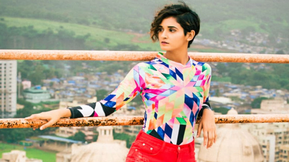 নাচ তো দূর অস্ত্, সাহায্য ছাড়া হাঁটতে পর্যন্ত পারবেন না বলে জানিয়ে দিয়েছিলেন চিকিৎসকরা। সেখান থেকেই একটু একটু করে ঘুরে দাঁড়ানো তাঁর। আত্মবিশ্বাসে ভর করে চিকিৎসকদের ভুল প্রমাণ করে দিয়েছেন তিনি। তাঁর নাচের কঠিন স্টেপ দেখে বোঝার উপায়ই নেই যে এক সময় তাঁর হাঁটাচলা নিয়েও আশঙ্কা তৈরি হয়েছিল।