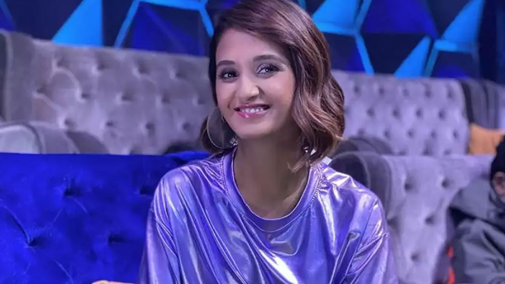 তিনি শক্তি মোহন। ভারতের অন্যতম জনপ্রিয় নৃত্যশিল্পী। হিন্দি ছবির কিছু সুপারহিট গানের নৃত্য পরিচালক তিনি। করেছেন একাধিক গানের অ্যালবাম। নাচের রিয়েলিটি শো-এ বিচারকের আসনেও বসেছেন তিনি।