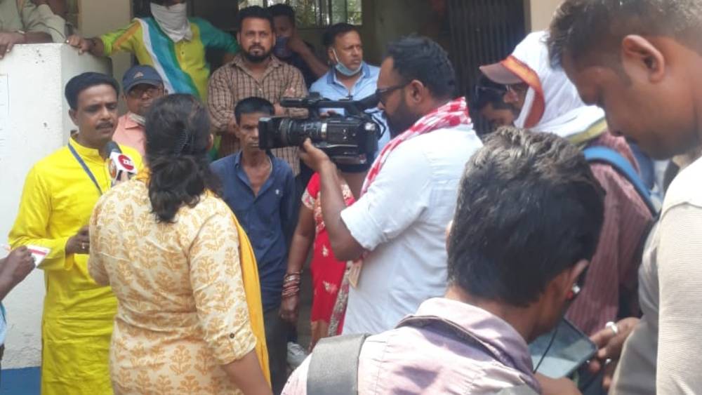দুই মেদিনীপুরে ভোট ৭০ শতাংশ, কেন্দ্রীয়  বাহিনীর বিরুদ্ধে  ভোটারদের মারধরের অভিযোগ