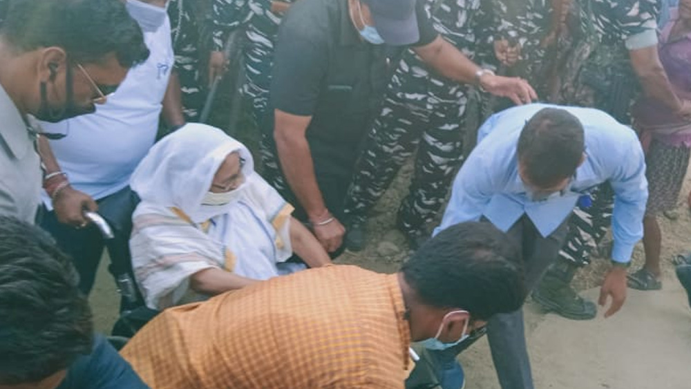 দু’ঘণ্টা পর বুথ থেকে বেরোলেন মমতা, নিরাপত্তায় কেন্দ্রীয় বাহিনী ও পুলিশ