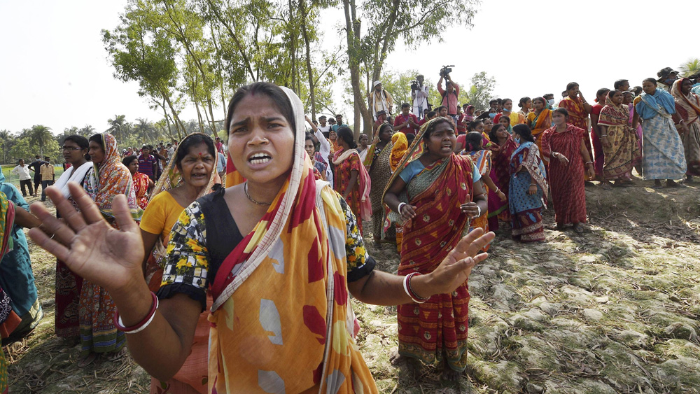  নেত্রীকে কাছে পেয়ে বুথ দখলের নালিশ জানাতে শুরু করেন স্থানীয়রা।