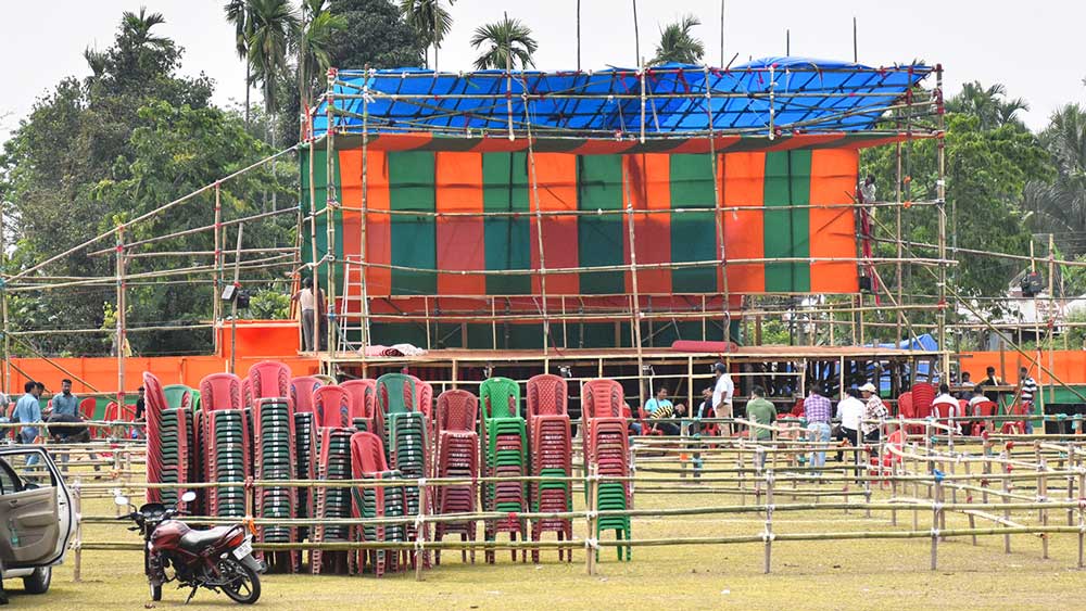  সুভাষিনী চা বাগান সংলগ্ন মাঠে অমিত শাহের সভার প্রস্তুতি। 