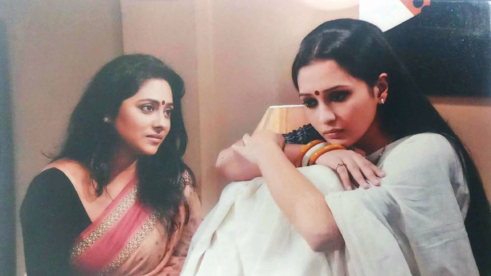 বিমার ক্ষেত্রে অভিনেত্রী-রাজনীতিক বিনিয়োগ করেছেন ২৩ লক্ষ ৯০ হাজার ৩৯১ টাকা। তাঁর স্বামী অবশ্য বিমায় বিনিয়োগের ব্যাপারে কোনও নথি দাখিল করেননি। তাঁদের দু’জনের নামে কোনও ব্যাঙ্কঋণও নেই।