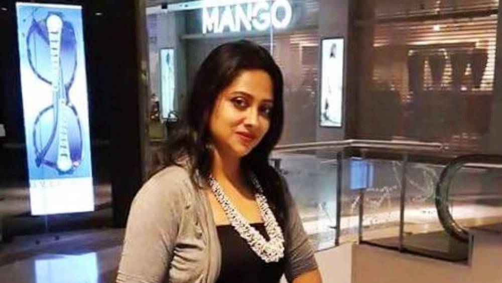 সোনারপুর দক্ষিণের বিজেপি প্রার্থী অঞ্জনার কাছে থাকা ১২০ গ্রাম সোনার গয়নার বাজারমূল্য ৫ লক্ষ ৮১ হাজার ২২২ টাকা। তাঁর স্বামীর নামে গচ্ছিত ১০ গ্রাম সোনার গয়নার মূল্য ৫০ হাজার টাকা।