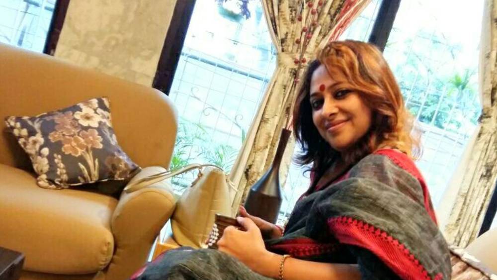 যাদবপুরের জুবিলি পার্কে যে ফ্ল্যাটে অঞ্জনা থাকেন, তাঁর মালিকানা যুগ্ম ভাবে রয়েছে তাঁর এবং স্বামী সুমন্ত্রর নামে। এ ছাড়াও তাঁদের একটি ফ্ল্যাট আছে যাদবপুরের রসা রোডে। পাশাপাশি অঞ্জনার আরও একটি বাড়ি আছে শান্তিনিকেতনে।