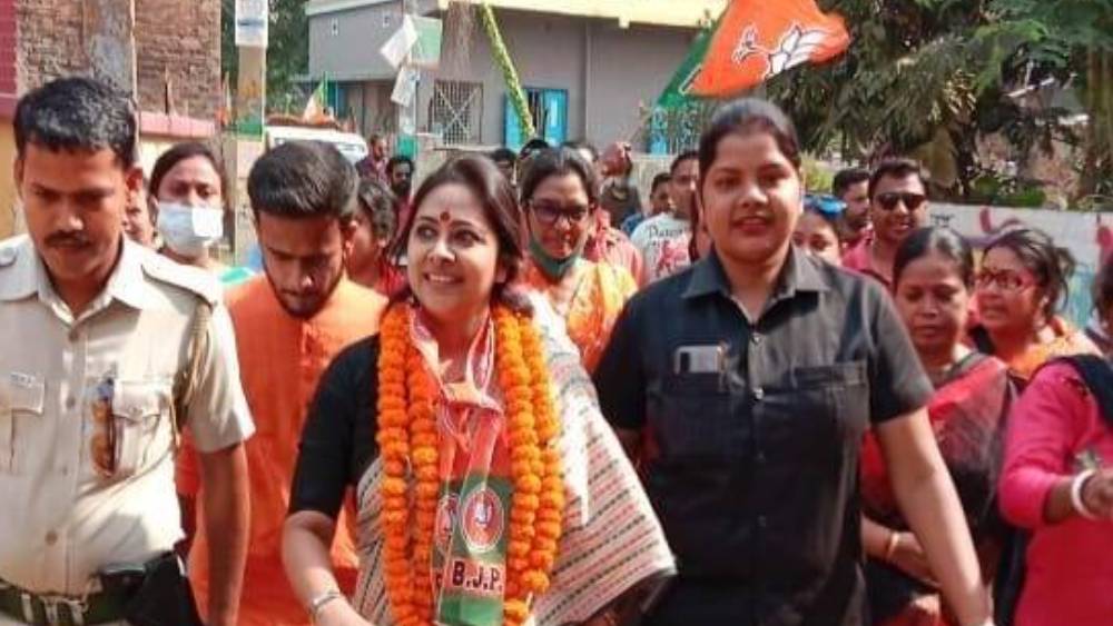 কলকাতা বিশ্ববিদ্যালয় থেকে ১৯৯৩ সালে সাম্মানিক স্নাতক অঞ্জনা নিজের পেশা অভিনয় বলে উল্লেখ করেছেন। তাঁর স্বামী চাকরি করেন।