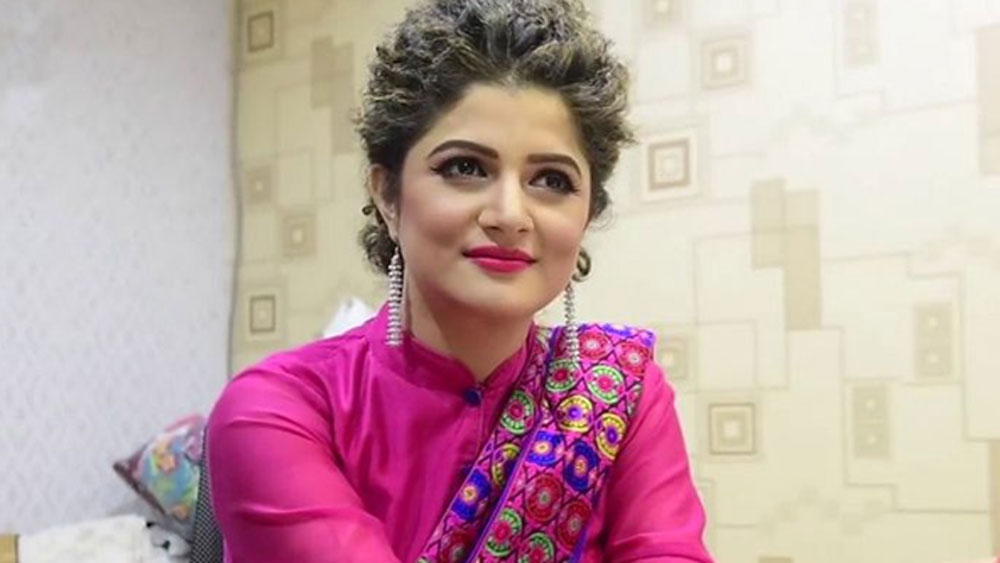 সোনা, হিরে, প্ল্যাটিনাম—গয়নার সম্ভার তাঁর কাছে। হলফনামা অনুযায়ী সোনার গয়নার বাজার মূল্য ২৯ লাখ ৭২ হাজার ২০০ টাকার। তাঁর কাছে হিরে রয়েছে ২০ লাখ ১২ হাজার ৪৫০ টাকার এবং ১২ লাখ ১৮ হাজার ৮২০ টাকার প্ল্যাটিনামের গয়না রয়েছে তাঁর। এর বাইরে ১ লাখ ৪৪ হাজার ৫০০ টাকার একটি হাতঘড়ির কথা হলফনামায় উল্লেখ করেছেন তিনি।