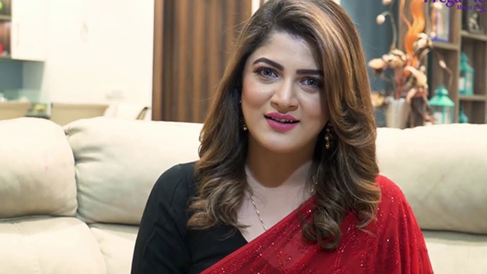 এই মুহূর্তে শ্রাবন্তীর হাতে নগদ রয়েছে ১ লাখ টাকা। আর এইচডিএফসি-র দু’টি শাখা মিলিয়ে ব্যাঙ্কে রয়েছে যথাক্রমে ১ কোটি ১০ লাখ ৬১ হাজার ৫৫১ টাকা এবং ৫০ হাজার টাকা।