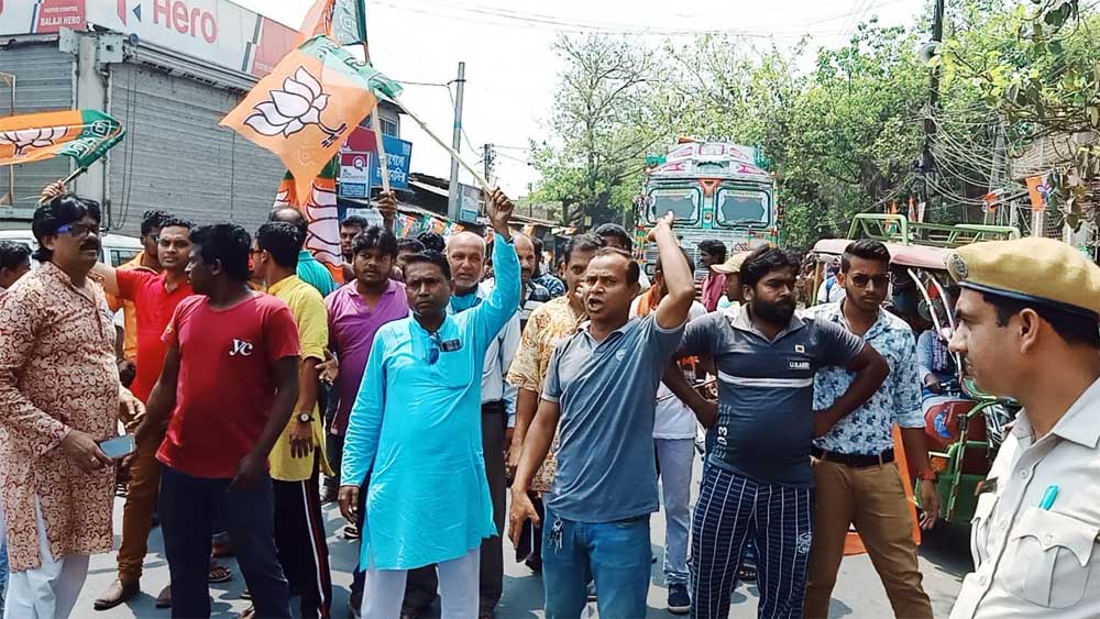 দীপক হালদারের উপর হামলার প্রতিবাদে এবং অভিযুক্তদের গ্রেফতারের দাবিতে  বিজেপি-র কর্মী-সমর্থকদের অবরোধ-বিক্ষোভ।