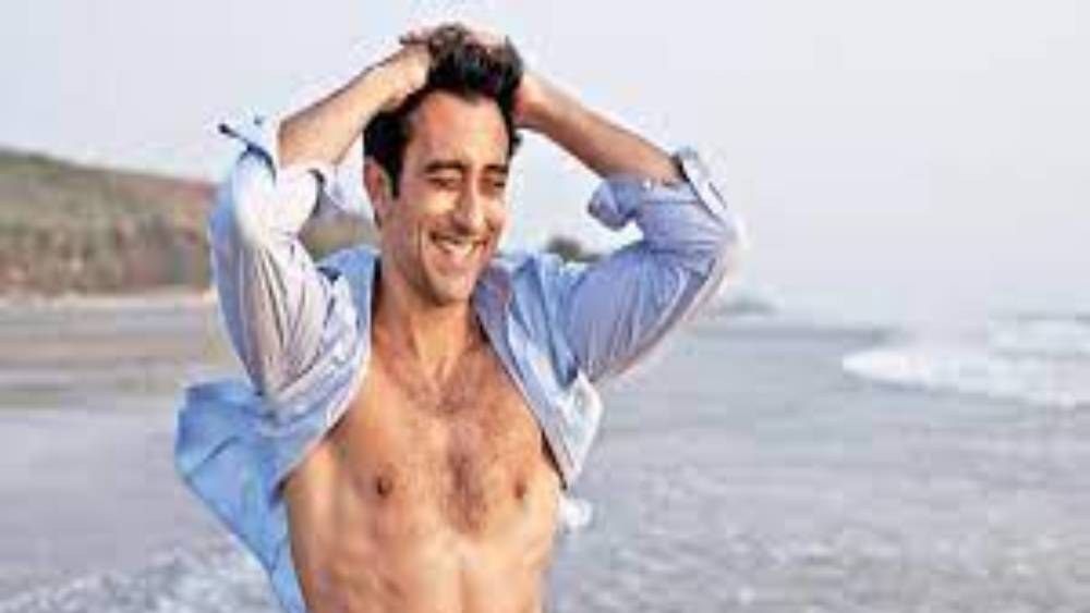 বলিউডের সুদর্শন নায়কদের মধ্যে তাঁর বাবা ছিলেন অন্যতম। দাদাও নায়ক হিসেবে নিজেকে প্রতিষ্ঠা করতে পেরেছিলেন। কিন্তু জনপ্রিয়তার মাপকাঠিতে রাহুল খন্না রয়ে গেলেন তাঁর বাবা ও দাদার থেকে অনেক দূরেই।