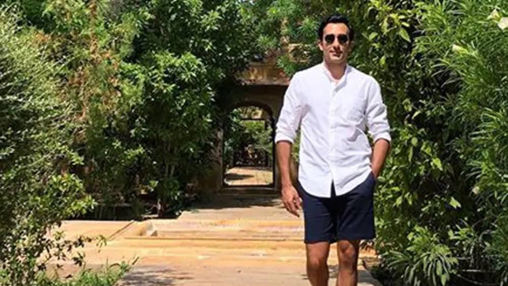 কাজের সূত্রে এর পর রাহুলকে সিঙ্গাপুর পাঠিয়ে দেয় এমটিভি। সে সময় রাহুলের ভাই অক্ষয়কে বলিউডে লঞ্চ করেন বিনোদ খন্না। বড় ছেলের জন্যেও তাঁর আলাদা পরিকল্পনা ছিল। ‘মেড ইন ইন্ডিয়া’ ছবিতে তিনি রাহুলকে লঞ্চ করবেন বলে ভেবেছিলেন।