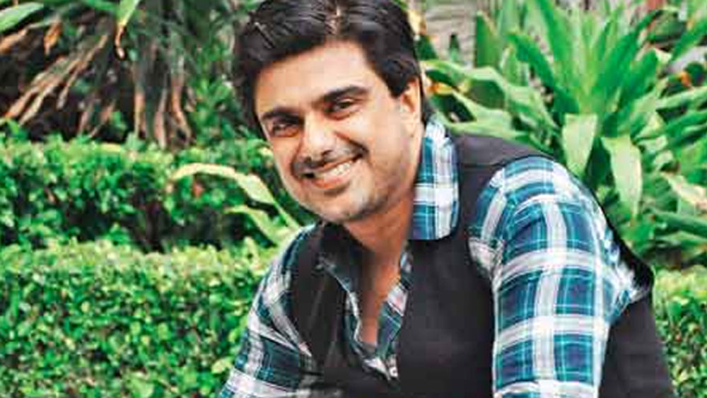 নীলমের সঙ্গে পরিচয়ই ধীরে ধীরে তাঁর জীবনের মোড় ঘুরিয়ে দেয়। নীলম অবশ্য সমীরের প্রথম প্রেম ছিলেন না। নীলমের আগে রাজলক্ষ্মী নামে এক মডেলকে বিয়ে করেছিলেন তিনি। বিয়ের ৬ মাস পরই তাঁদের বিচ্ছেদ হয়ে যায়। এর কয়েক দিনের মধ্যে নাফিসা জোসেফ নামে আর এক উঠতি মডেলের সঙ্গে সম্পর্ক তৈরি হয়েছিল তাঁর। তবে সেই সম্পর্কও টেকেনি।