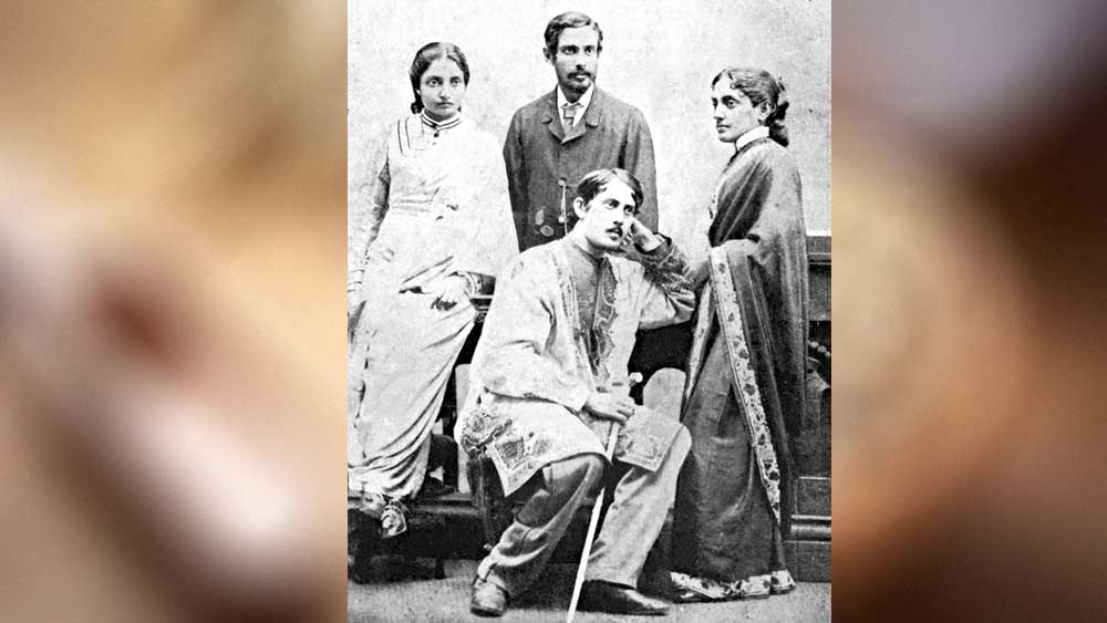 জ্ঞানদানন্দিনী, সত্যেন্দ্রনাথ, জ্যোতিরিন্দ্রনাথ ও কাদম্বরী।