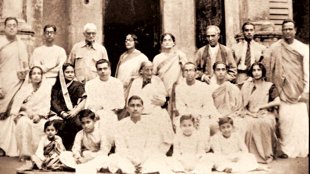 সপরিবার (মাঝের সারিতে বাঁ দিক থেকে চতুর্থ)।