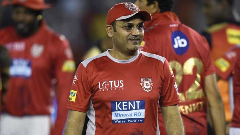 বীরেন্দ্র সহবাগ: দিল্লি ডেয়ারডেভিলস দলে এক সঙ্গে খেলেছিলেন ডি’ভিলিয়ার্স এবং সহবাগ। ভারতের সেই বিধ্বংসী ওপেনারকেই পছন্দ দক্ষিণ আফ্রিকানের।