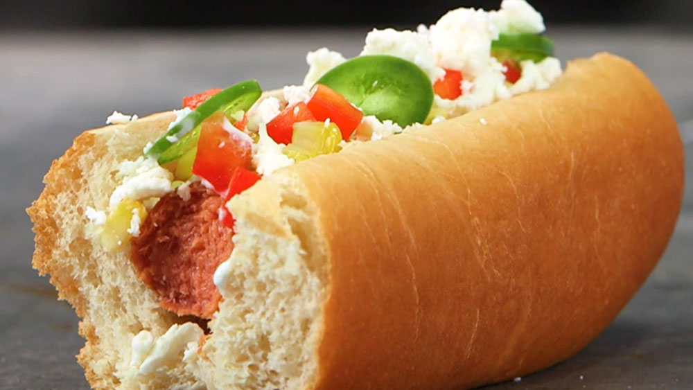 কিন্তু বিক্রেতা ঠিক কী নামে খাবারটির পরিচয় দিচ্ছিলেন তা তিনি বুঝতে পারেননি। তিনি বুঝেছিলেন ওটা আসলে সসেজ এবং গরম গরম সেটি পরিবেশন করা হচ্ছে।