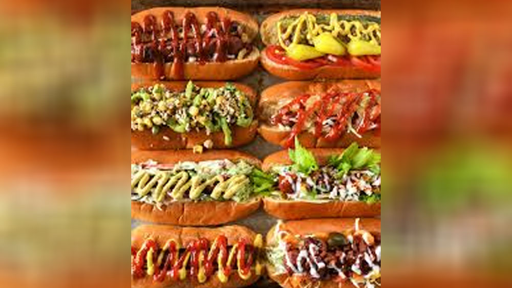 ওই ঠেলাগাড়িতেই গরম গরম বানিয়ে বিক্রি করছিলেন তিনি। আর চিৎকার করে ডাচশান্ড সসে়জ খাওয়ার জন্য আহ্বান জানাচ্ছিলেন দর্শকদের।