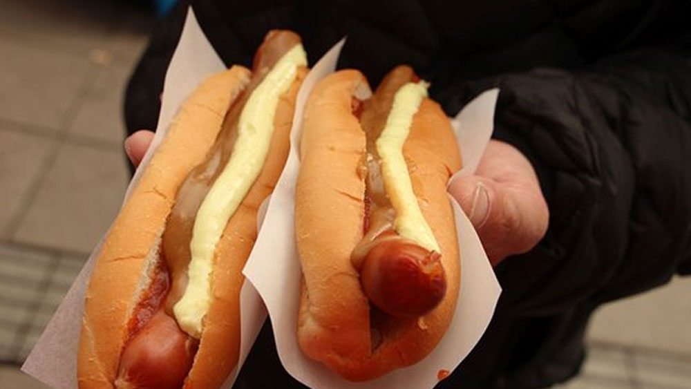 আসলে নিউ ইয়র্কের পোলো গ্রাউন্ডের বাইরে ঠেলাগাড়ি করে ডাচশান্ড সসে়জ বিক্রি করছিলেন এক জার্মান ব্যবসায়ী।