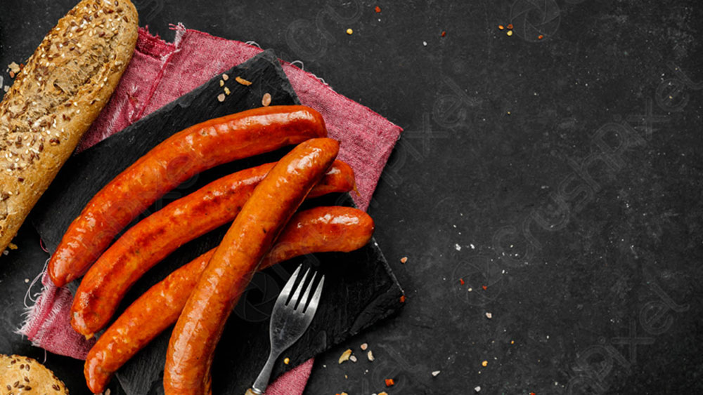 আমেরিকার এক সংবাদপত্রের কার্টুনিস্ট ডাচশান্ড সসে়জকে ‘হট ডগ’ বলে উল্লেখ করে একটি কার্টুন এঁকেছিলেন। সেই কার্টুন এতটাই জনপ্রিয় হয়ে গিয়েছিল যে তার পর থেকে এই সসেজ ভরা পাউরুটির নাম হয়ে যায় হট ডগ।