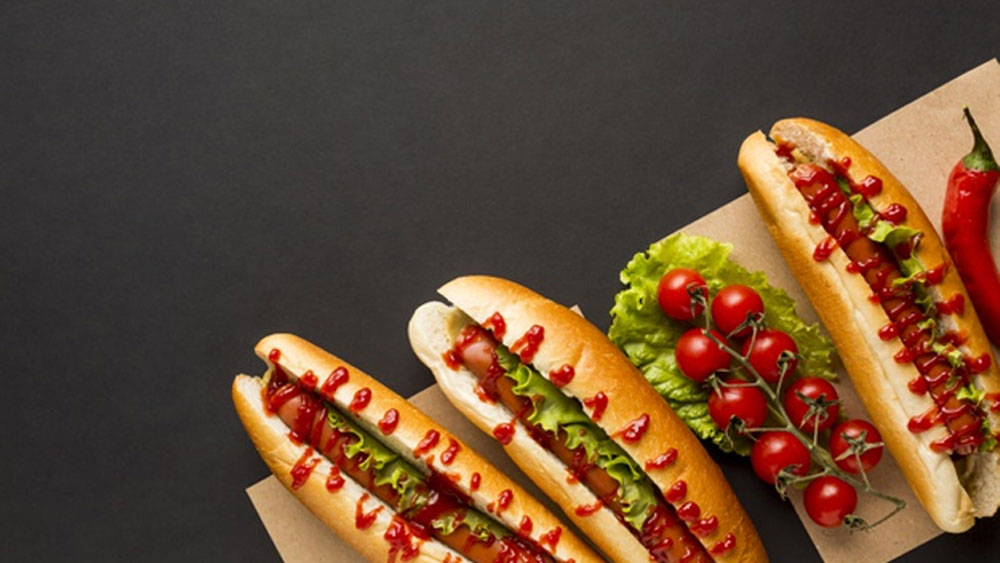 বিশ শতকে জার্মানিতে কুকুরের মাংস খাওয়ার চল ছিল। সেই অর্থেই অনেকেই মনে করতেন জার্মানির সসেজ কুকুরের মাংস দিয়ে তৈরি হত।