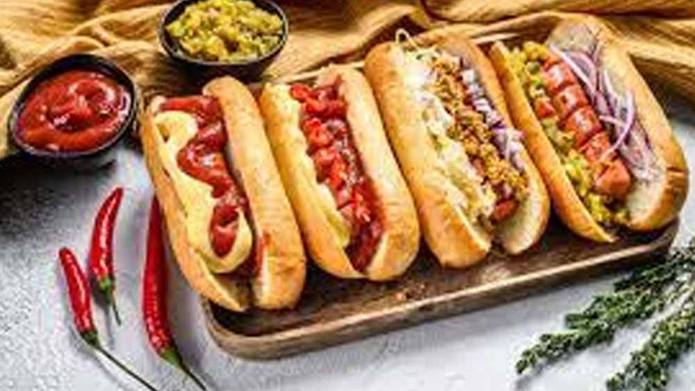 বিশ শতকের মাঝামাঝি সময়ে পুরো আমেরিকায় ছড়িয়ে পড়েছিল এই খাবার। আমেরিকার বিভিন্ন জায়গায় হট ডগ প্রস্তুতি প্রণালীও কিছু কিছু বদলে গিয়েছিল সেই এলাকার মানুষের স্বাদের রকমফেরে।