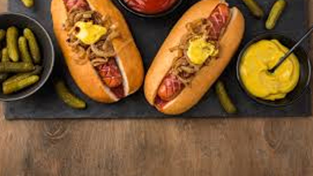 সে সময় মূলত কারখানার শ্রমিক, দিনমজুরদের কাছে জনপ্রিয় ছিল হট ডগ। রাস্তার ধারে চাকা লাগানো ছোট ঠেলাগাড়িতে করে বিক্রি করা হত এগুলি।