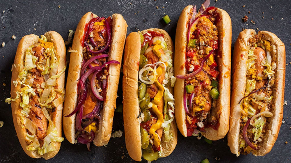 মূলত জার্মানির খাবার হট ডগ। শরণার্থীদের সঙ্গে ইউরোপ থেকে আমেরিকায় প্রবেশ করে হট ডগ। এক সময় আমেরিকার জনপ্রিয় রাস্তার খাবারে পরিণত হয়েছিল এটি।