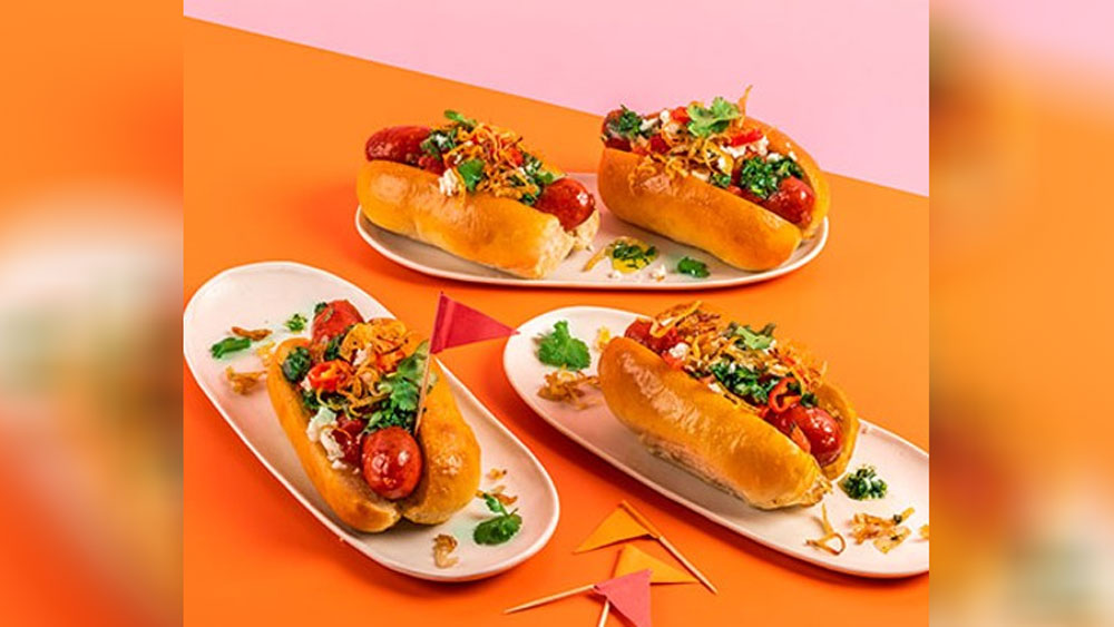 হট ডগের সসেজ তৈরিতে কাজে লাগানো হয় গরু, মুরগি কিংবা শূকরের মাংস। হট ডগের প্রতি কামড়ে কিন্তু তন্ন তন্ন করে খুঁজলেও কুকুরের মাংস পাবেন না।