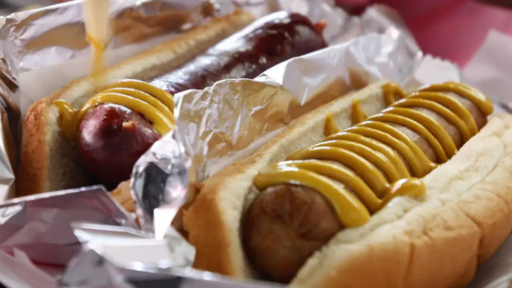 যাঁরা হট ডগ খেয়েছেন বা এর কথা শুনেছেন তাঁদের প্রত্যেকের মনে অন্তত একবার হলেও এই খাবারের নাম দিয়ে প্রশ্ন জেগেছে। একে হট ডগ বলা হয় কেন? এতে কি কুকুরের মাংস থাকে?