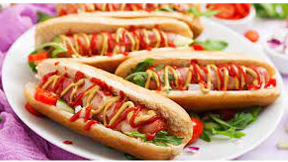 হট ডগ। পাউরুটির ভিতরে সসেজ ভরা। আর রয়েছে প্রচুর পরিমাণে মেয়োনিজ এবং চিজ। সব কিছু মিশ্রণে অত্যন্ত সুস্বাদু খাবার হট ডগ।